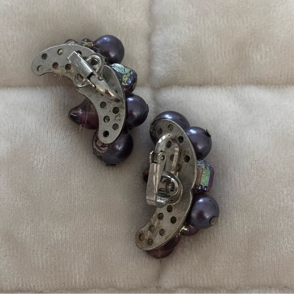 Crown Trifari purple Ab crystal and pearl vintage clip on earring old - Picture 5 of 8